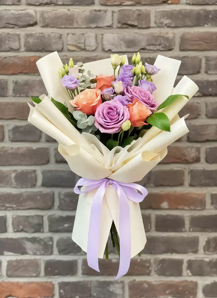 Букет цветов из: Лизиантусы и Розы в Николо-Урюпино