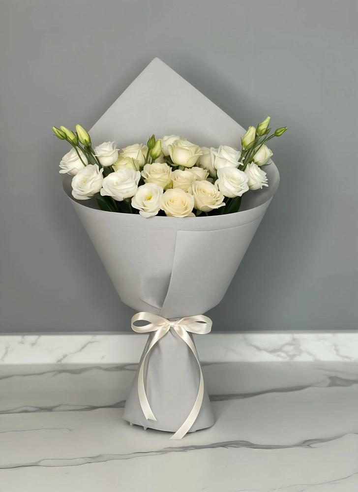 Букет цветов из: Розы и Лизиантусы в Николо-Урюпино