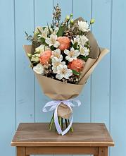 Букет цветов из:  Альстромерии, Лизиантусы, Розы и Хризантемы в Николо-Урюпино