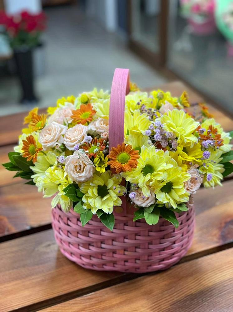 Цветочная композиция из Хризантемы и Розы в корзине в Николо-Урюпино