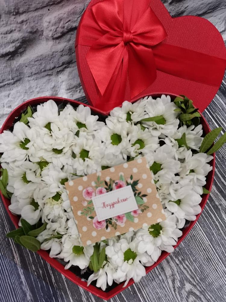 Цветочная композиция из Хризантемы в виде сердца в Николо-Урюпино