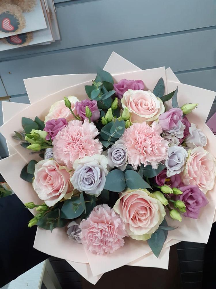 Букет цветов из: Розы, Гвоздики и Лизиантусы в Николо-Урюпино